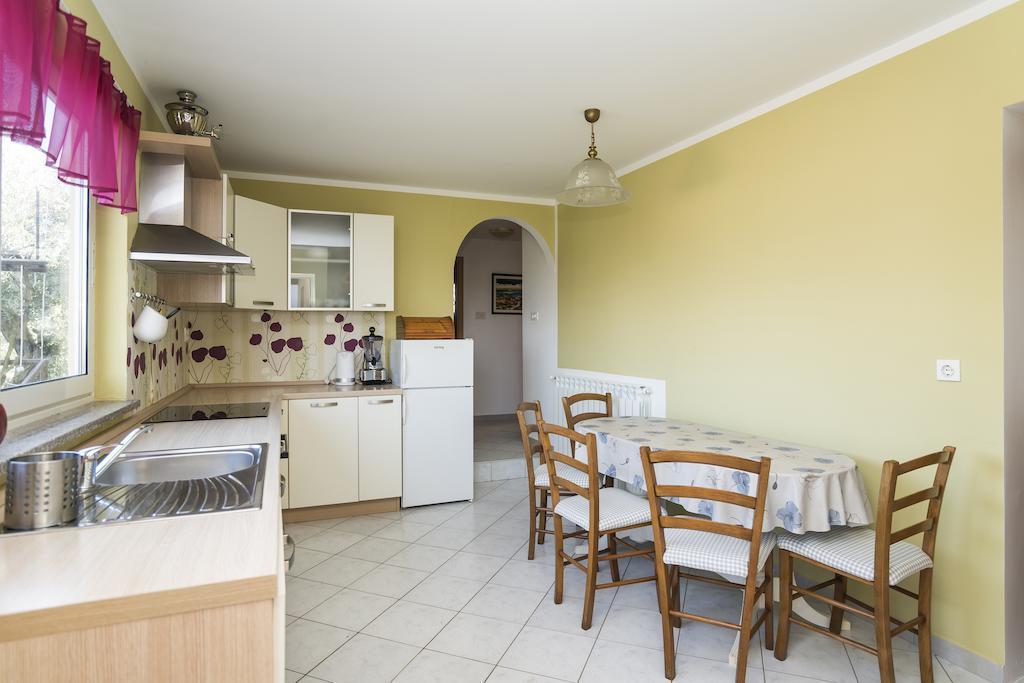 Apartments & Rooms Buoni Amici Murine Room photo